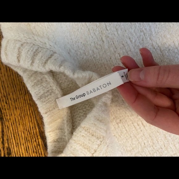 Cream cropped Aritzia sweater - Picture 3 of 4